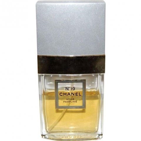 N°19 (Voile Parfumé) by Chanel perfume bottle