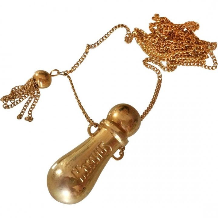 Moschus Wild Love Parfumkette by Nerval perfume bottle